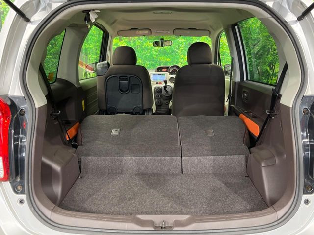 ���i�̂���������ʋ΁A���}���ɏ\���ȉ׎��X�y�[�X���m�ۂ��Ă���܂��B�Z�J���h�V�[�g��|���ƁA�傫�ȉו��̐ύڂ��\�ł���