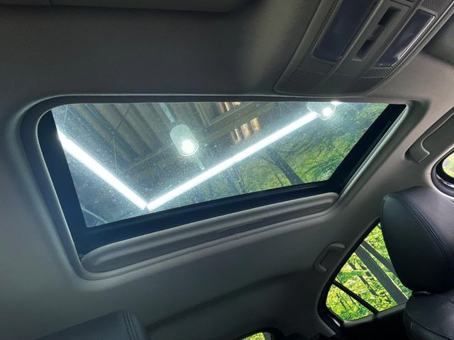 【サンルーフ】開放感たっぷりの希少装備、サンルーフが装着されています!車内に明かりを取り入れたり景色を楽しむ以外にも、車内の空気も簡単に換気できて快適です!