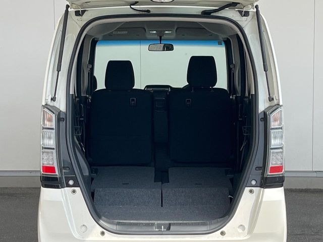 ���i�̂���������ʋ΁A���}���ɏ\���ȉ׎��X�y�[�X���m�ۂ��Ă���܂��B�Z�J���h�V�[�g��|���ƁA�傫�ȉו��̐ύڂ��\�ł���