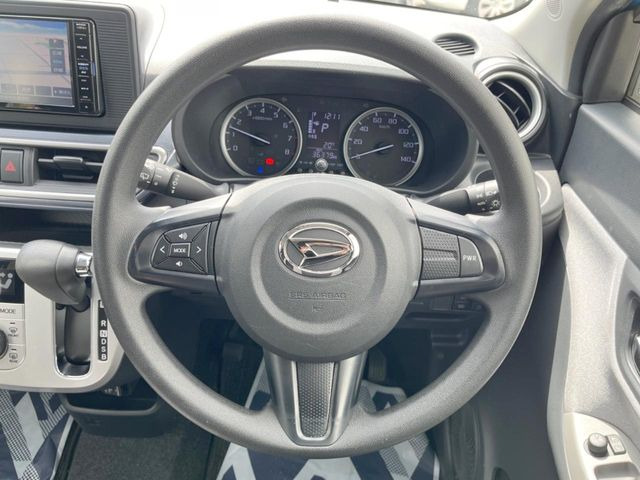 �C���e���A�ɍ��킹���f�U�C���̃X�e�A�����O�́A�^�]�������̂��Ƃ��l���A�^�]���₷���`��A�傫���ł��B�����x�A���ۂɐG���Ă��m���߂��������B