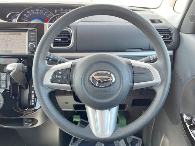 �C���e���A�ɍ��킹���f�U�C���̃X�e�A�����O�́A�^�]�������̂��Ƃ��l���A�^�]���₷���`��A�傫���ł��B�����x�A���ۂɐG���Ă��m���߂��������B