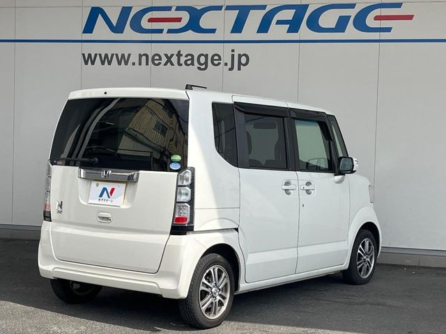 ��D�]�𒸂��Ă���܂��{�f�B�̒e�X�v���b�V���R�[�g���D�]��t���B�ʏ�̃K���X�R�[�g�ƈقȂ�A�ϋv�N��6�N�̖��@���K���X�R�[�e�B���O���A�{�f�B���L���C�ȏ�Ԃɕۂ��Ă���܂��B