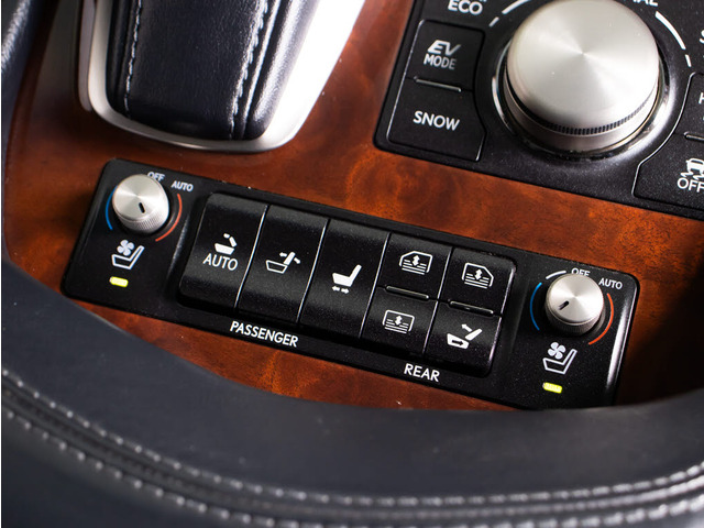 エアシートやシートヒーター、電動リヤサンシェードなどの快適装備も多数完備!