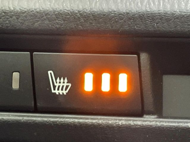 【シートヒーター】寒い日に重宝するシートヒーター!エアコンより早く温まってくれるので寒がりの人も安心ですね♪エアコンの温風は乾燥するから苦手、という方にもをおすすめです。