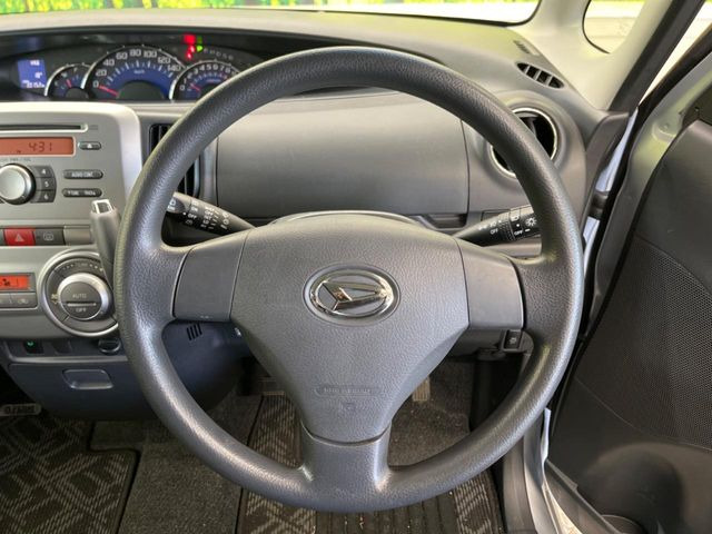 �C���e���A�ɍ��킹���f�U�C���̃X�e�A�����O�́A�^�]�������̂��Ƃ��l���A�^�]���₷���`��A�傫���ł��B�����x�A���ۂɐG���Ă��m���߂��������B