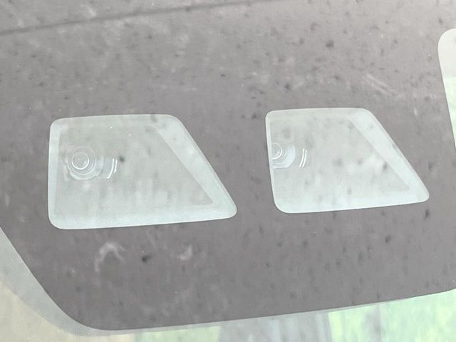 【スマートアシスト】走行中に前方の車両等を認識し、衝突しそうな時は警報とブレーキで衝突回避と被害軽減をアシスト。より安全にドライブをお楽しみいただけます。