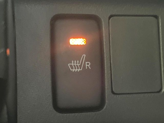 【シートヒーター】寒い日に重宝するシートヒーター!エアコンより早く温まってくれるので寒がりの人も安心ですね♪エアコンの温風は乾燥するから苦手、という方にもをおすすめです。