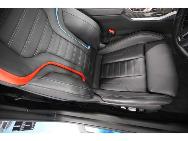 �^�]�Ȃ̓h���C�o�[���S�ɐ݌v����A����n����̓͂��ʒu�ɏW��BM�Ȃ�ł͂̃R�b�N�s�b�g���o�ŁA����ɏW���ł����Ԃł��B