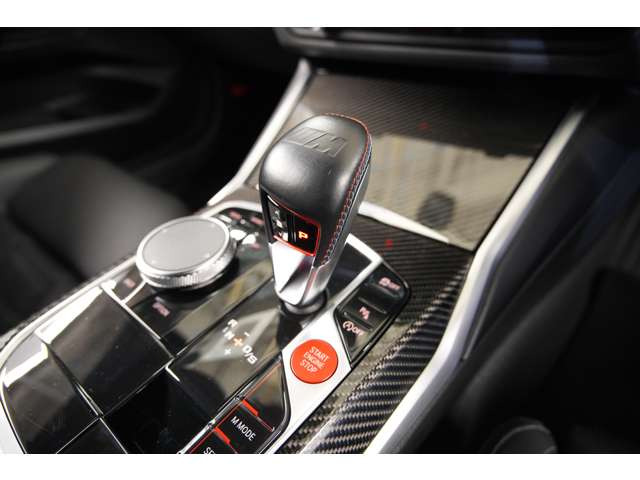 �Z���^�[�R���\�[���͋@�\�I�ɔz�u����A�g���₷���ƃf�U�C�����𗼗����Ă��܂��B