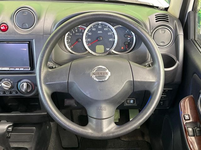 �C���e���A�ɍ��킹���f�U�C���̃X�e�A�����O�́A�^�]�������̂��Ƃ��l���A�^�]���₷���`��A�傫���ł��B�����x�A���ۂɐG���Ă��m���߂��������B