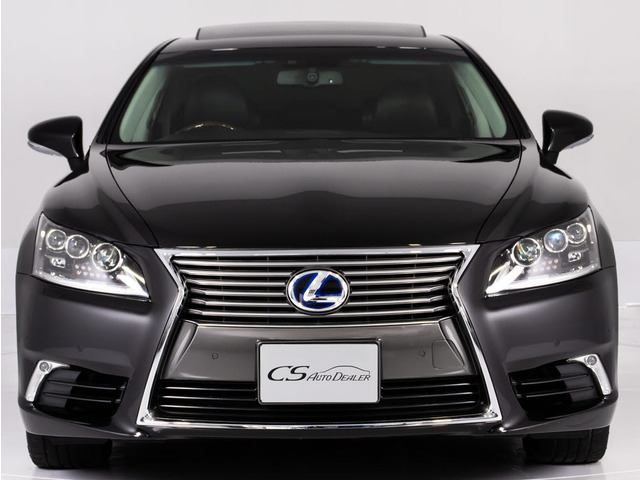 ハイブリッドは人気の連眼LEDヘッドライトが標準装備!