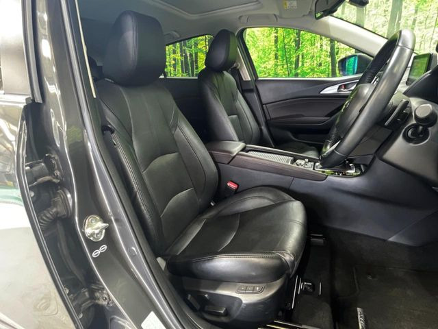 【本革シート】上質な本革を使用し、高級感あふれる本革シート。常に体に触れる部分だから、座り心地の良さにはこだわりたいですね♪汚れの付着や劣化を抑制する内装コーティング施工もおススメですよ♪