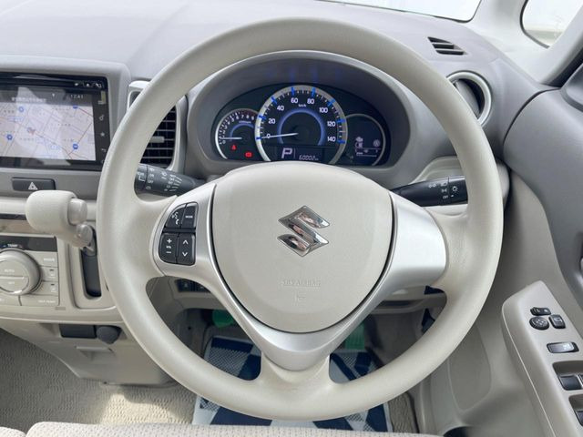 �C���e���A�ɍ��킹���f�U�C���̃X�e�A�����O�́A�^�]�������̂��Ƃ��l���A�^�]���₷���`��A�傫���ł��B�����x�A���ۂɐG���Ă��m���߂��������B