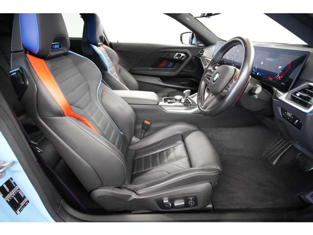 �u���b�N���@�[�l�X�J���U�[�Ƀg���R���[���A�N�Z���g�BM�Ȃ�ł͂̓��ʊ�����C���e���A�ł��B