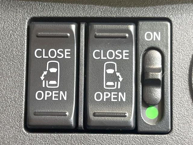 【両側パワースライドドア】スマートキーや運転席のスイッチで後席両側スライドドアの開閉が可能♪電動だから力を入れてドアを開ける必要が無く、小さなお子様でも簡単に開け閉めでき快適です♪