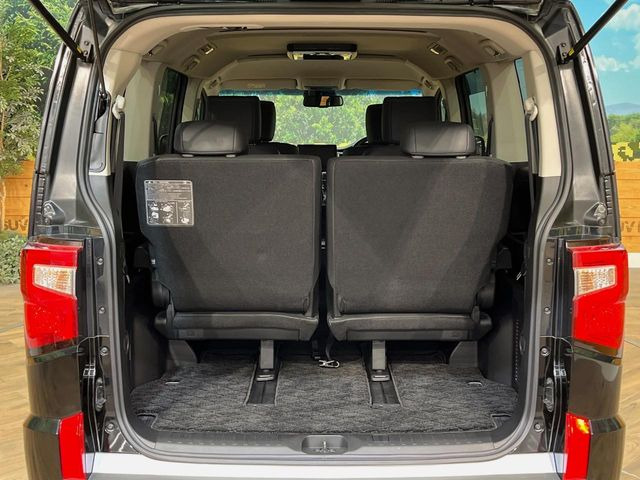 ���i�̂���������ʋ΁A���}���ɏ\���ȉ׎��X�y�[�X���m�ۂ��Ă���܂��B�Z�J���h�V�[�g��|���ƁA�傫�ȉו��̐ύڂ��\�ł���