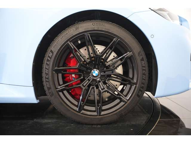 ��p�̑�a�z�C�[���𑕔����A���C�h�ŗ͋������������o�B�����O���b�v�͂ƈ��萫���m�ۂ��A�����ڂ̔��͂Ƒ��s���\�𗼗������d�オ��ł��B