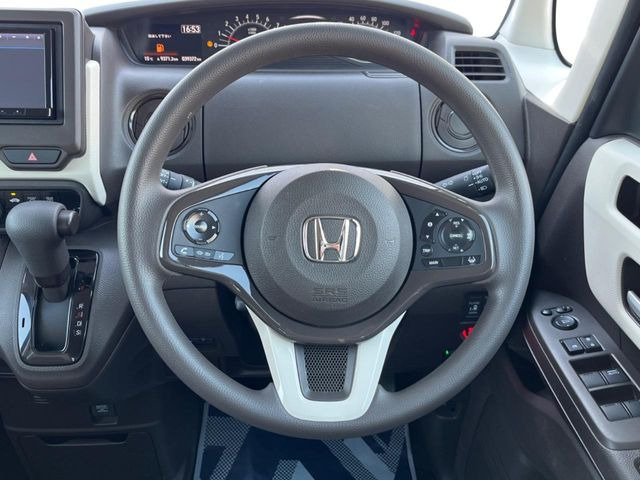 �C���e���A�ɍ��킹���f�U�C���̃X�e�A�����O�́A�^�]�������̂��Ƃ��l���A�^�]���₷���`��A�傫���ł��B�����x�A���ۂɐG���Ă��m���߂��������B