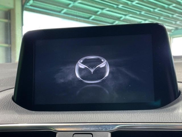 【7インチマツダコネクト】車内の雰囲気にマッチした大型のディスプレイ。スマホ接続でのナビ使用やBluetooth再生等、様々な機能が楽しめます。直感的なダイヤル操作が可能で、使い勝手も良好です。