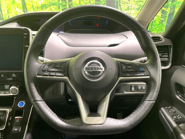 �C���e���A�ɍ��킹���f�U�C���̃X�e�A�����O�́A�^�]�������̂��Ƃ��l���A�^�]���₷���`��A�傫���ł��B�����x�A���ۂɐG���Ă��m���߂��������B