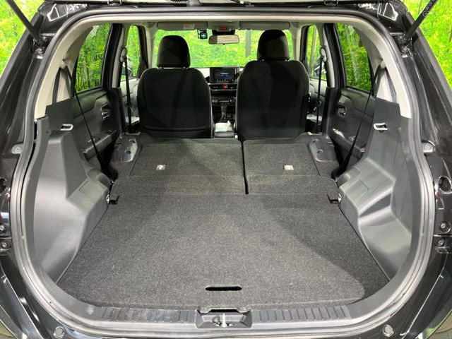 ���i�̂���������ʋ΁A���}���ɏ\���ȉ׎��X�y�[�X���m�ۂ��Ă���܂��B�Z�J���h�V�[�g��|���ƁA�傫�ȉו��̐ύڂ��\�ł���