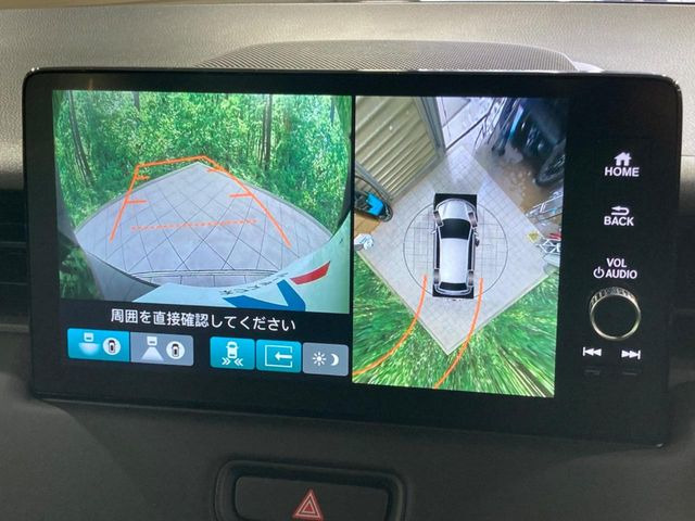 【マルチビューカメラシステム】専用のカメラにより、上から見下ろしたような視点で360度クルマの周囲を確認することができます☆死角部分も確認しやすく、狭い場所での切り返しや駐車もスムーズに行えます。