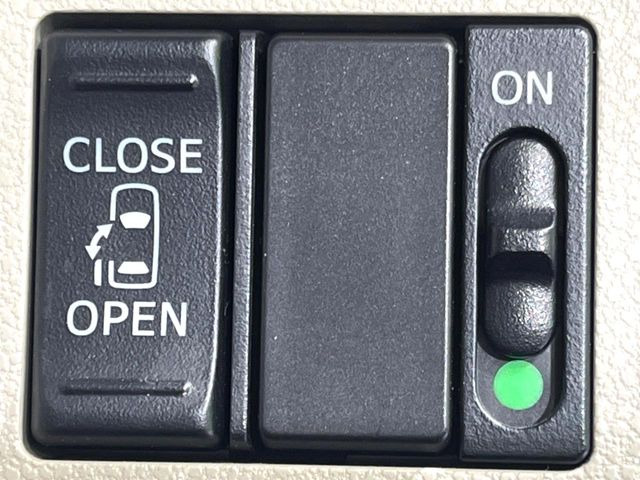 【パワースライドドア】スマートキーや運転席のスイッチでスライドドアの開閉が可能♪電動だから力を入れてドアを開ける必要が無く、小さいお子様でも、重い荷物を持っている時もラクに開け閉めできます♪