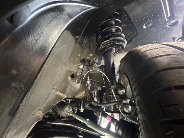 お車を安心してお乗りいただく為には、足回りの定期点検が欠かせません。サービスサポート(有償保証)では無料点検もご提供しており、安心のカーライフをお過ごしいただけるサポート体制が整っています。