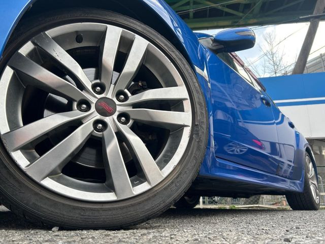 �y����18�C���`�A���~�z�C�[���z�O�ςɃ}�b�`���������A���~�z�C�[���𑕒����Ă���܂��B�e��ЊO�A���~�z�C�[����A�X�^�b�h���X�^�C�����戵�����Ă���܂��B���񂲑��k����������