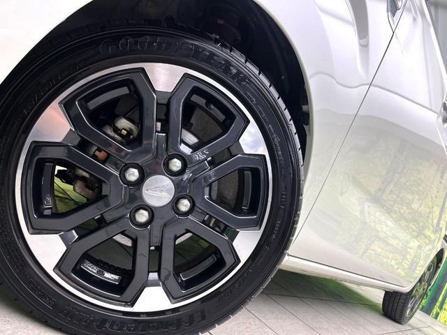 �y����15�C���`�A���~�z�C�[���z�O�ςɃ}�b�`���������A���~�z�C�[���𑕒����Ă���܂��B�e��ЊO�A���~�z�C�[����A�X�^�b�h���X�^�C�����戵�����Ă���܂��B���񂲑��k����������