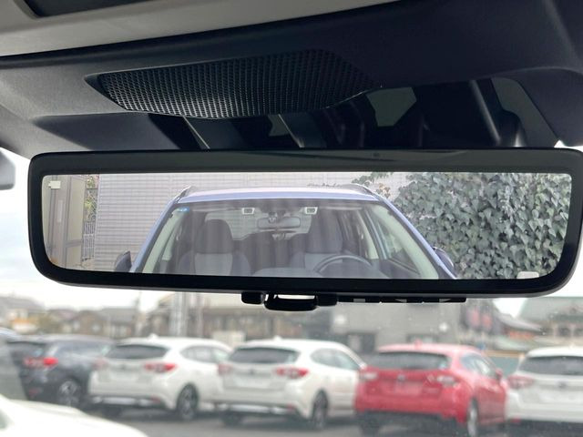 【スマートリヤビューミラー】後席の大きな荷物や同乗者で後方が確認しづらい時でも安心!カメラが撮影した車両後方の映像をルームミラー内に表示。クリアな視界で状況の確認が可能です!