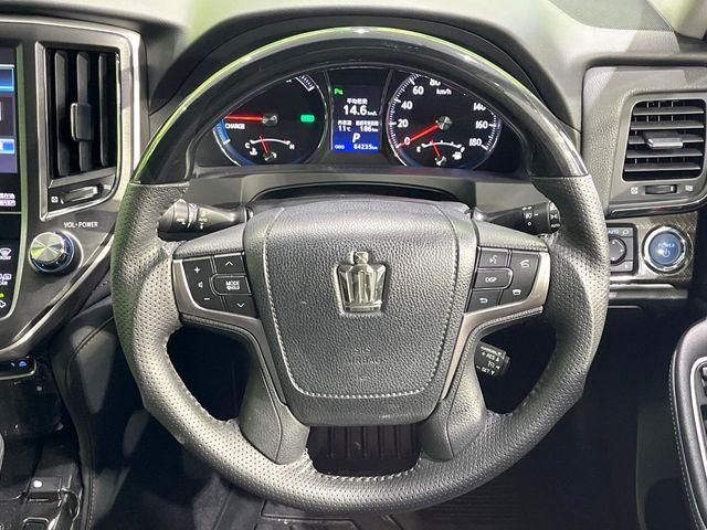 �C���e���A�ɍ��킹���f�U�C���̃X�e�A�����O�́A�^�]�������̂��Ƃ��l���A�^�]���₷���`��A�傫���ł��B�����x�A���ۂɐG���Ă��m���߂��������B