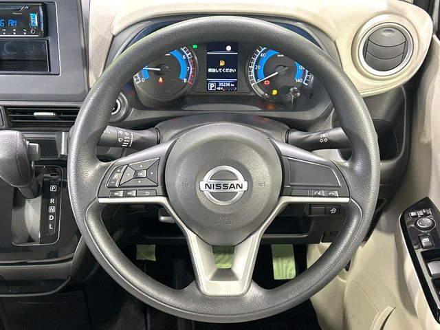 �C���e���A�ɍ��킹���f�U�C���̃X�e�A�����O�́A�^�]�������̂��Ƃ��l���A�^�]���₷���`��A�傫���ł��B�����x�A���ۂɐG���Ă��m���߂��������B