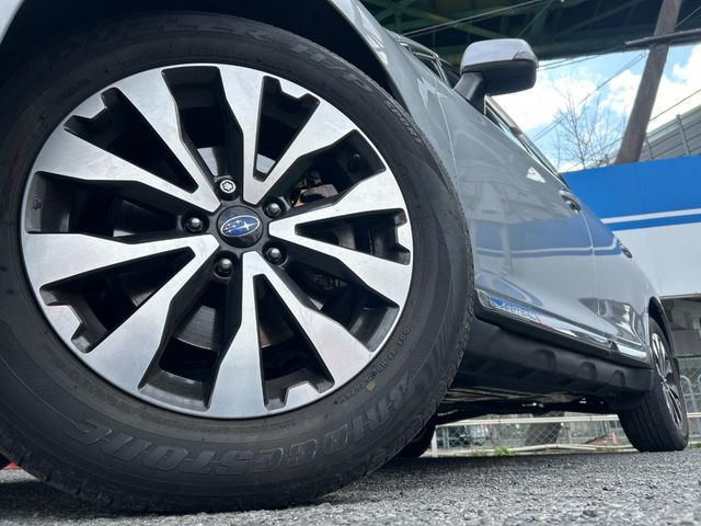 �y����18�C���`�A���~�z�C�[���z�O�ςɃ}�b�`���������A���~�z�C�[���𑕒����Ă���܂��B�e��ЊO�A���~�z�C�[����A�X�^�b�h���X�^�C�����戵�����Ă���܂��B���񂲑��k����������