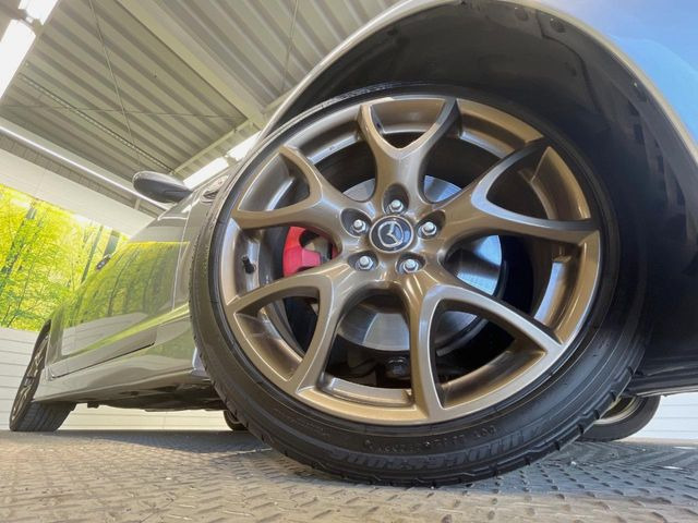 【グレード専用純正19インチアルミホイール】デザイン性の高い純正アルミホイールを装着しております。各種社外アルミホイールや、スタッドレスタイヤも取扱いしております。是非ご相談ください♪