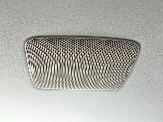 �y�v���~�A���T�E���h�V�X�e���z���[�J�[�I�v�V�����̍��i�ʃT�E���h�V�X�e���𓋍ځB��p�̃`���[�j���O���{���ꂽ�召�l�X�ȃX�s�[�J�[����ǎ��ȃT�E���h���t�ł��A�Տꊴ���ӂ�鉹����Ԃ����o���܂��B