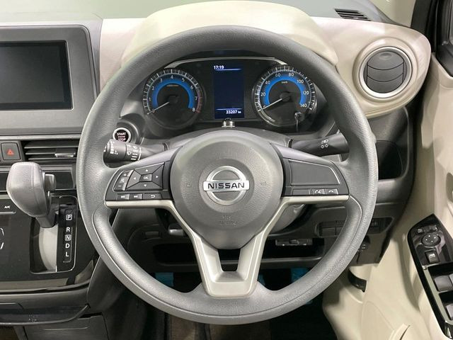 �C���e���A�ɍ��킹���f�U�C���̃X�e�A�����O�́A�^�]�������̂��Ƃ��l���A�^�]���₷���`��A�傫���ł��B�����x�A���ۂɐG���Ă��m���߂��������B