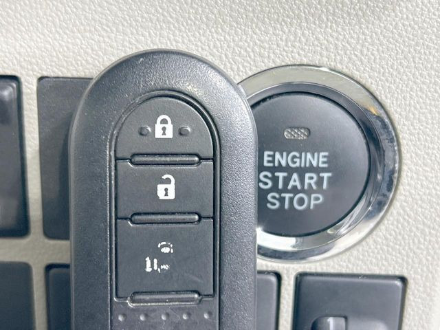 【キーフリーシステム】カバンやポケットに入れたままでもドアの施錠・解錠が可能なスマートキーを装備。エンジンのオン・オフ時もカギを取り出す必要が無いからとっても便利です♪