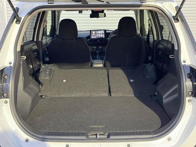 ���i�̂���������ʋ΁A���}���ɏ\���ȉ׎��X�y�[�X���m�ۂ��Ă���܂��B�Z�J���h�V�[�g��|���ƁA�傫�ȉו��̐ύڂ��\�ł���