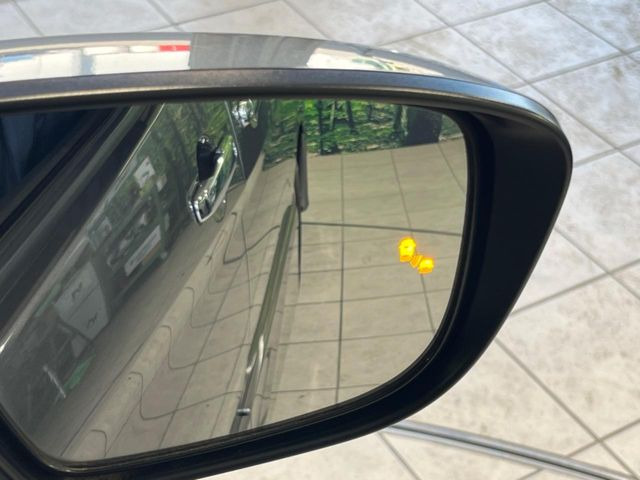 【後方車輛検知】走行中、ドアミラーの死角になりやすい箇所に後続車が接近するとサイドミラー付近に警告を表示、ドライバーに注意喚起をしてくれます。