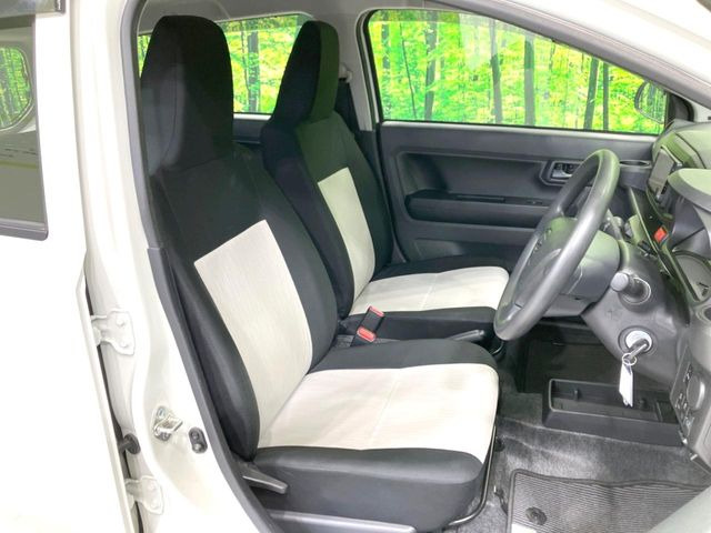 運転席まわりには十分なスペースがあり、大柄な方でもゆったり運転していただける環境です。