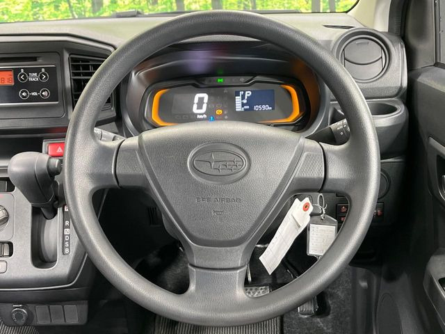 �C���e���A�ɍ��킹���f�U�C���̃X�e�A�����O�́A�^�]�������̂��Ƃ��l���A�^�]���₷���`��A�傫���ł��B�����x�A���ۂɐG���Ă��m���߂��������B