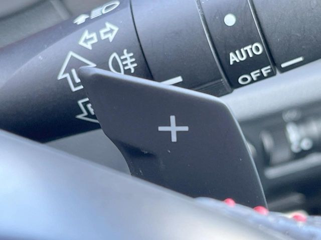【パドルシフト】ハンドルから手を離さずに素早くシフトアップ&ダウンができるので、エンジンブレーキを使う下り坂や高速道路の合流で加速したい場面で役立ちます。