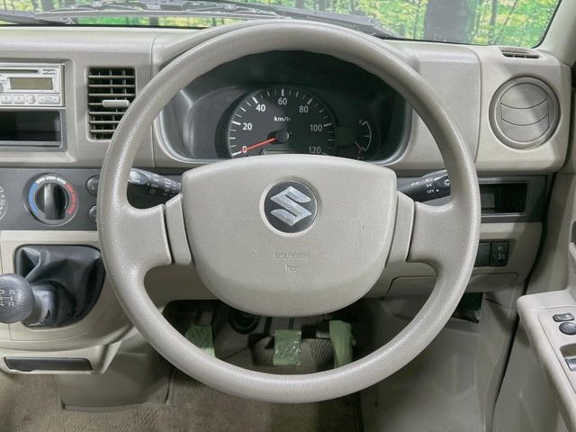 �C���e���A�ɍ��킹���f�U�C���̃X�e�A�����O�́A�^�]�������̂��Ƃ��l���A�^�]���₷���`��A�傫���ł��B�����x�A���ۂɐG���Ă��m���߂��������B