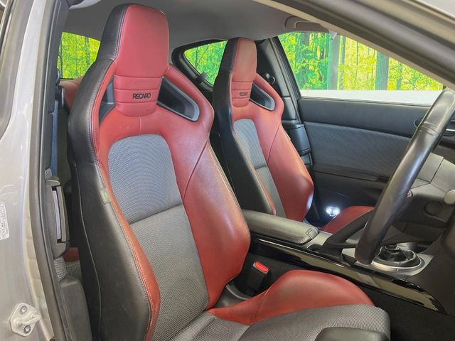 【RECARO製ハーフレザーシート】人間工学に基づいた面圧分布によって腰への負担や長時間運転時の疲労発生を軽減☆一目でレカロとわかるスポーティなルックスが特徴です。