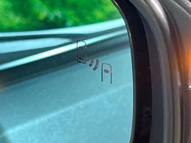 【ブラインドスポットモニター】走行中、ドアミラーの死角になりやすい箇所に後続車が接近するとサイドミラーのレンズに警告を表示!ドライバーに注意喚起をしてくれます。