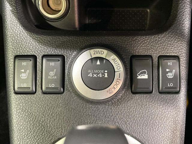 �y�I�[�����[�h4&times;4�z2WD/4WD���[�h����y�ɐ؂�ւ��\�B�R��d����2WD�A�X�^�b�N���ɖ𗧂�LOCK�AAUTO���[�h�ł�4WD�̔z���������Œ������A�H�ʏ󋵂��킸���肵��������T�|�[�g�B