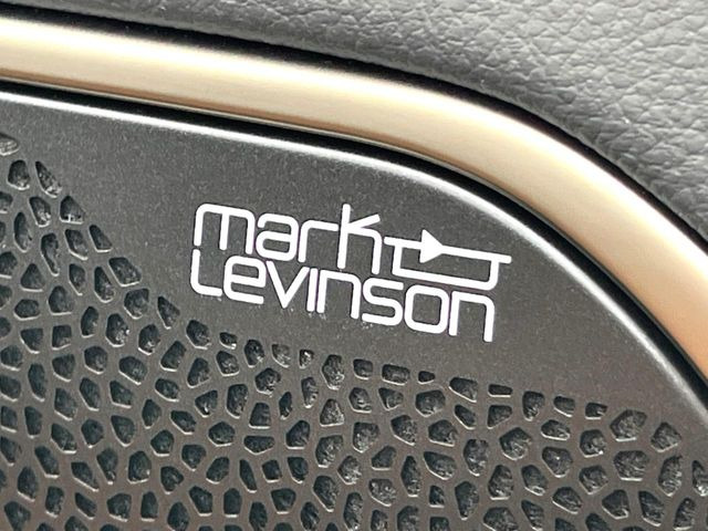 �y�}�[�N���r���\���T�E���h�V�X�e���z���[�J�[�I�v�V�����̍��i�ʃT�E���h�V�X�e���𓋍ځB��p�̃`���[�j���O���{���ꂽ�召�l�X�ȃX�s�[�J�[����ǎ��ȃT�E���h���t�ł��A�Տꊴ���ӂ�鉹����Ԃ����o���܂��B