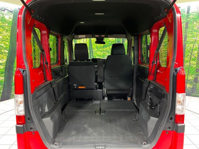 ���i�̂���������ʋ΁A���}���ɏ\���ȉ׎��X�y�[�X���m�ۂ��Ă���܂��B�Z�J���h�V�[�g��|���ƁA�傫�ȉו��̐ύڂ��\�ł���