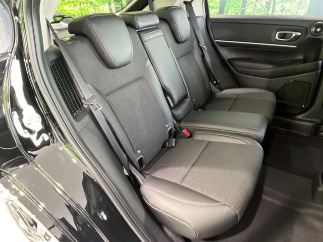 後部座席も気になるようなキズ・汚れやへたり等、大きなダメージはなく、良好な状態です。